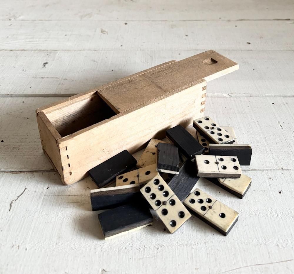 フランス製アンティークの重厚な20ドロワーキャビネット