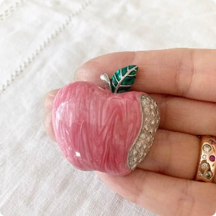 フランス ヴィンテージ ピンクアップルモチーフブローチ