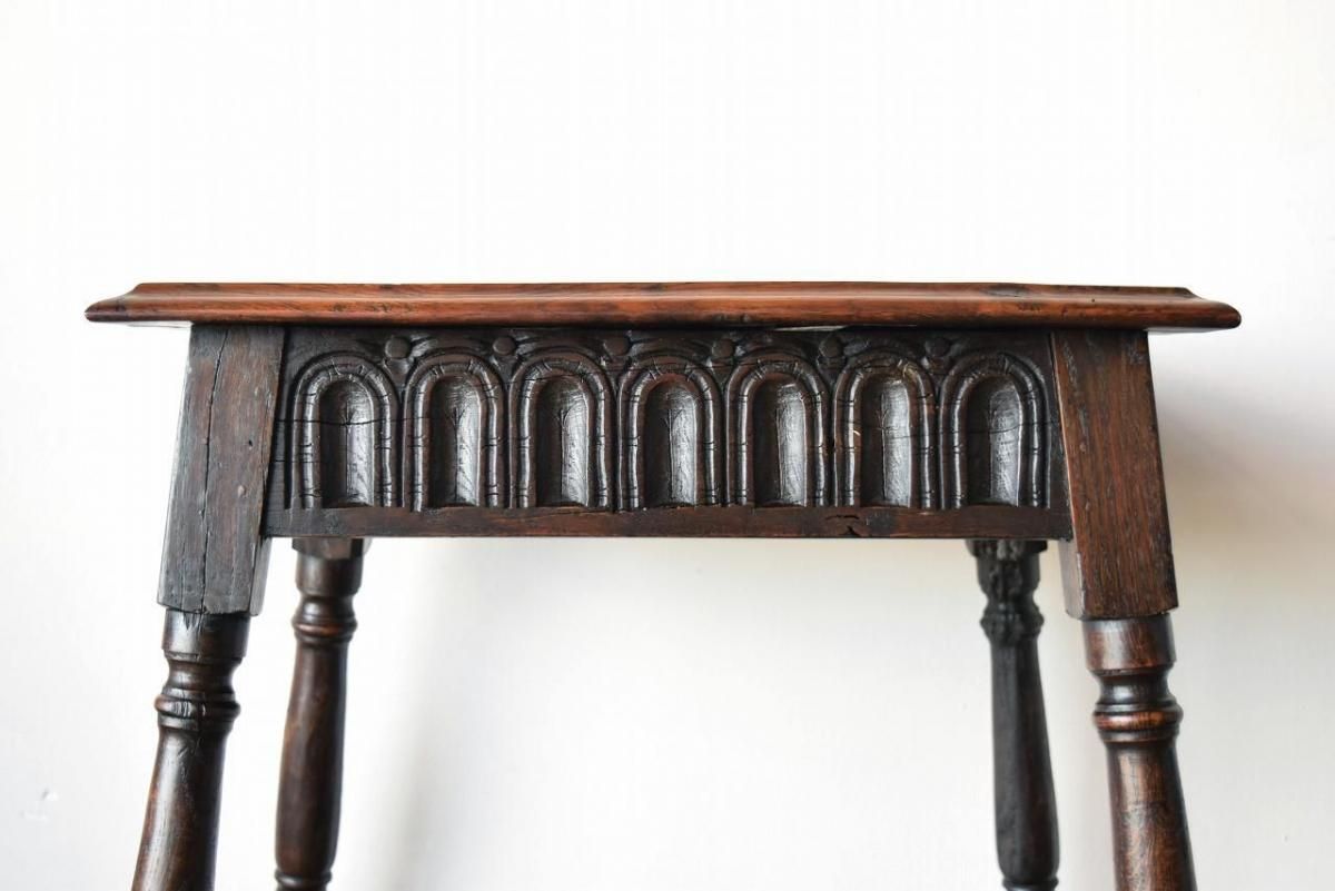 収納力と存在感を兼ね備えた彫刻入りオークサイドテーブル【t42