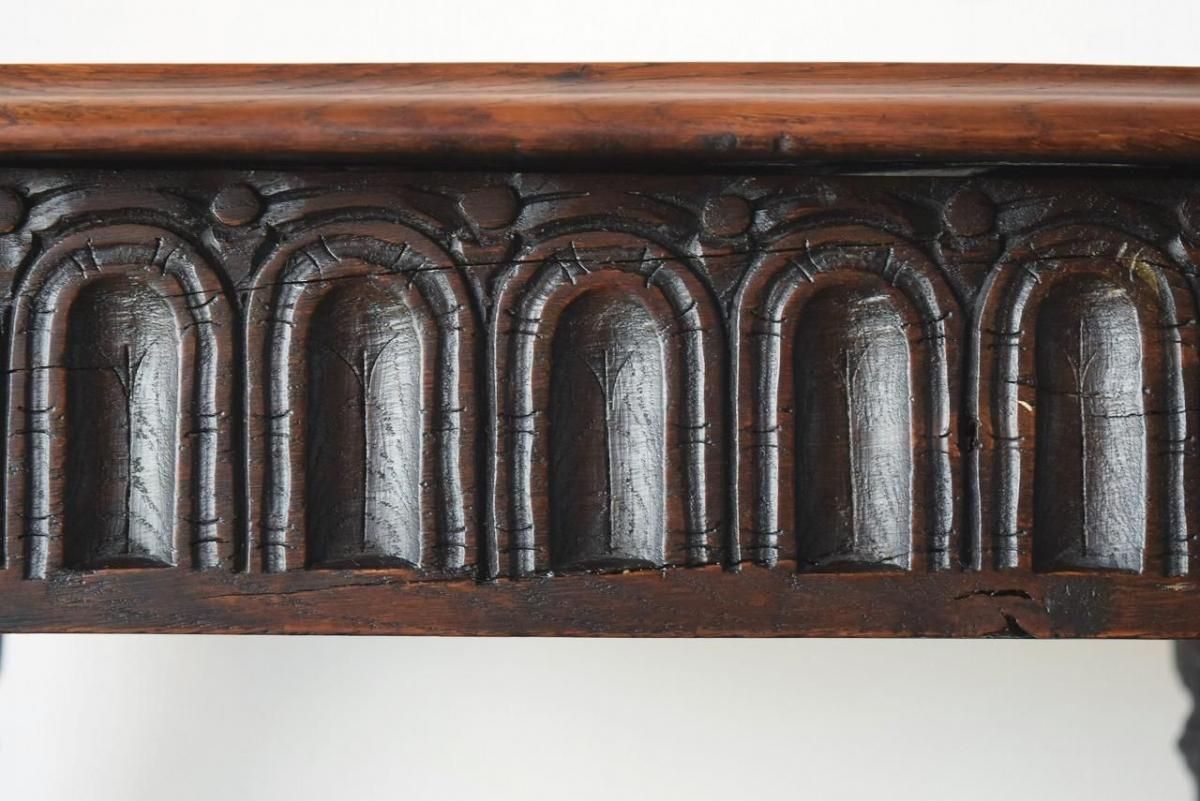 収納力と存在感を兼ね備えた彫刻入りオークサイドテーブル【t42