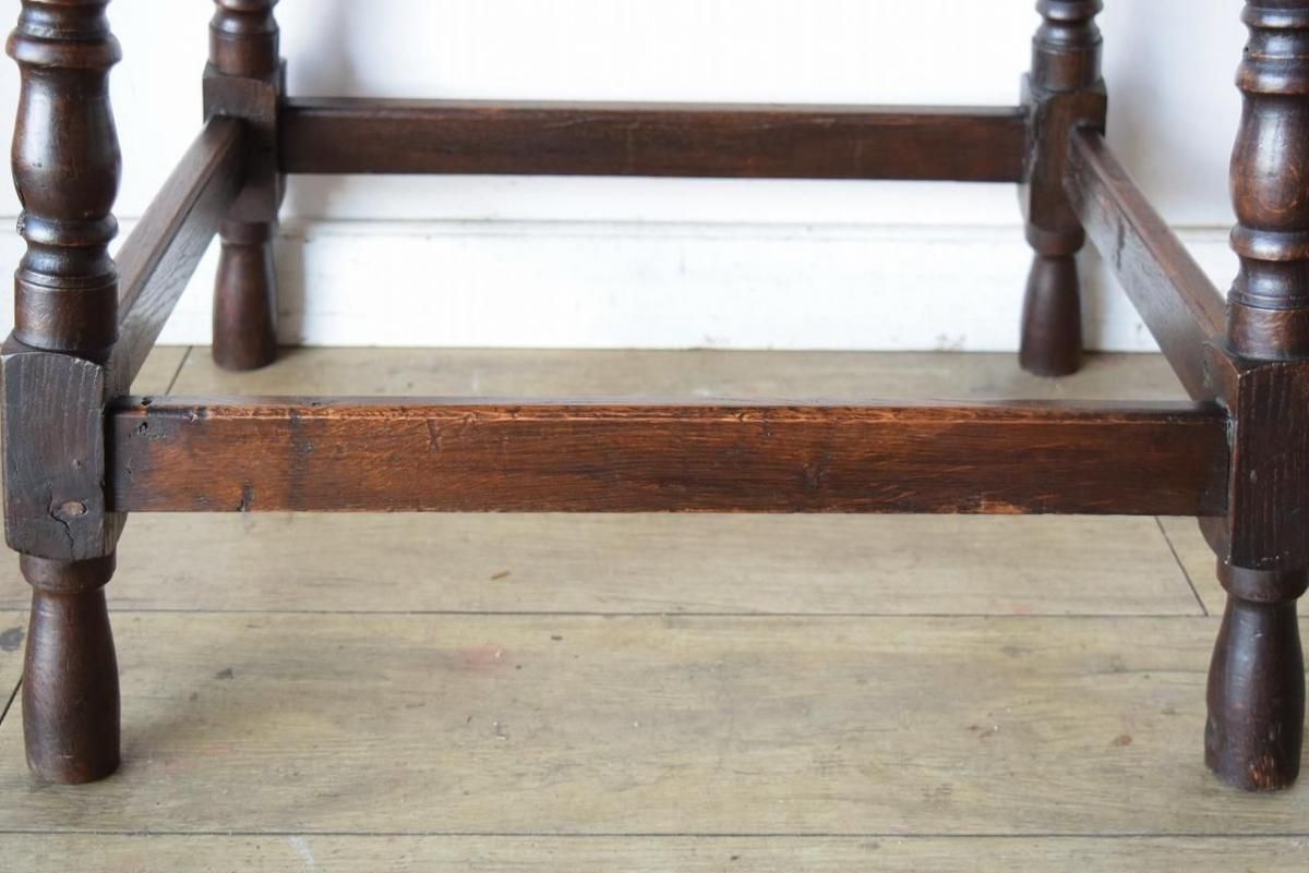 オーク材 サイドテーブル 花と鳥の彫刻付き オーク材 サイドテーブル 花と鳥の彫刻付き