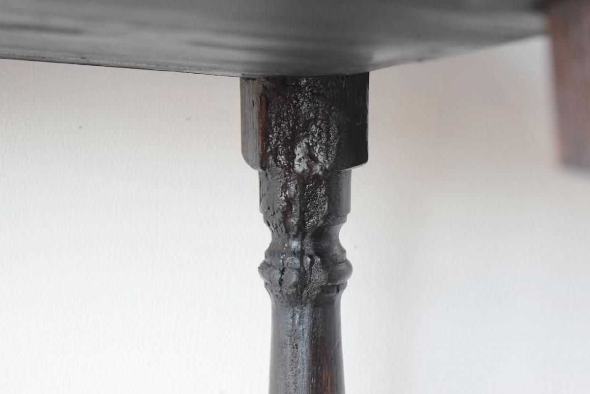 収納力と存在感を兼ね備えた彫刻入りオークサイドテーブル【t42