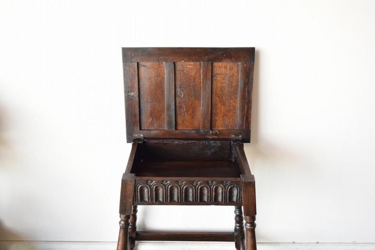 収納力と存在感を兼ね備えた彫刻入りオークサイドテーブル【t42