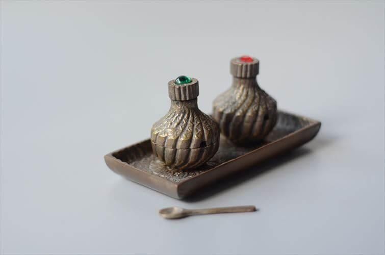 『値引き』アンティーク・ヴィンテージ　ポーランド製　トレイ　古物 イングランドから 古い真鍮のソルト＆ペッパー トレー ミニ