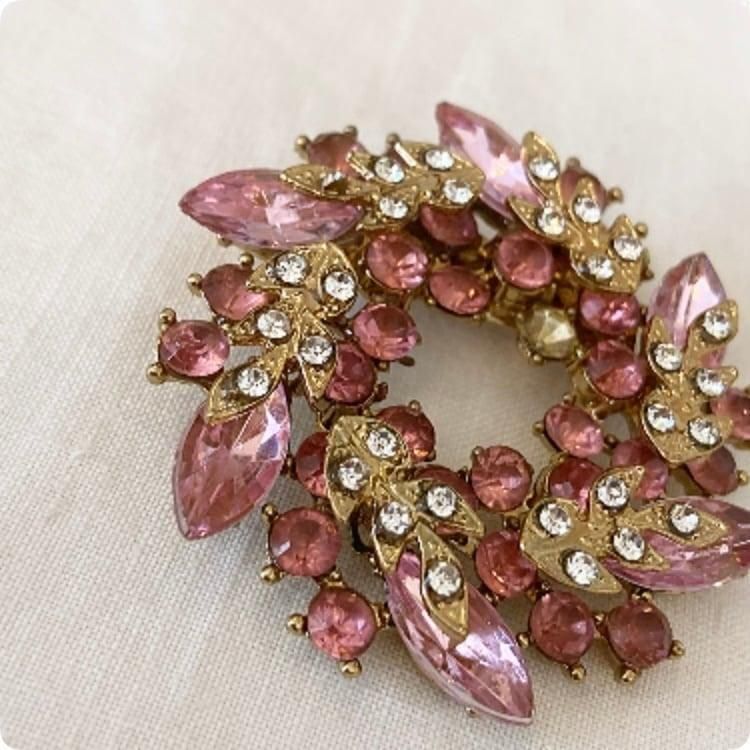 マ*ニ様 アンティーク　深い赤のガラスのブローチ　　ヴィンテージ マ*ニ様 アンティーク 深い赤のガラスのブローチ ヴィンテージ