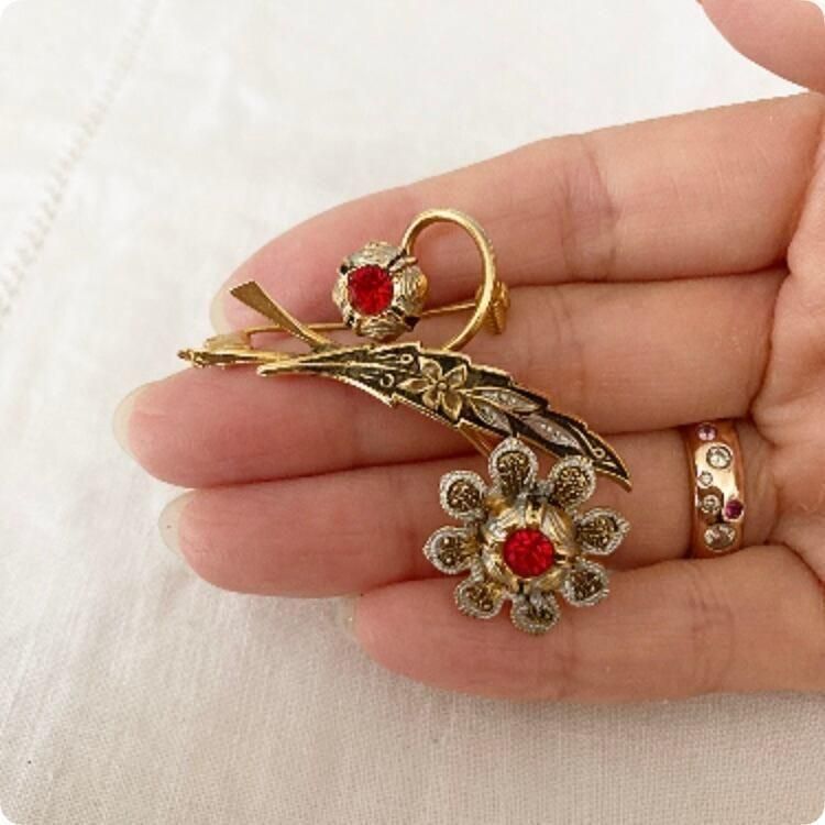 マ*ニ様 アンティーク　深い赤のガラスのブローチ　　ヴィンテージ マ*ニ様 アンティーク 深い赤のガラスのブローチ ヴィンテージ