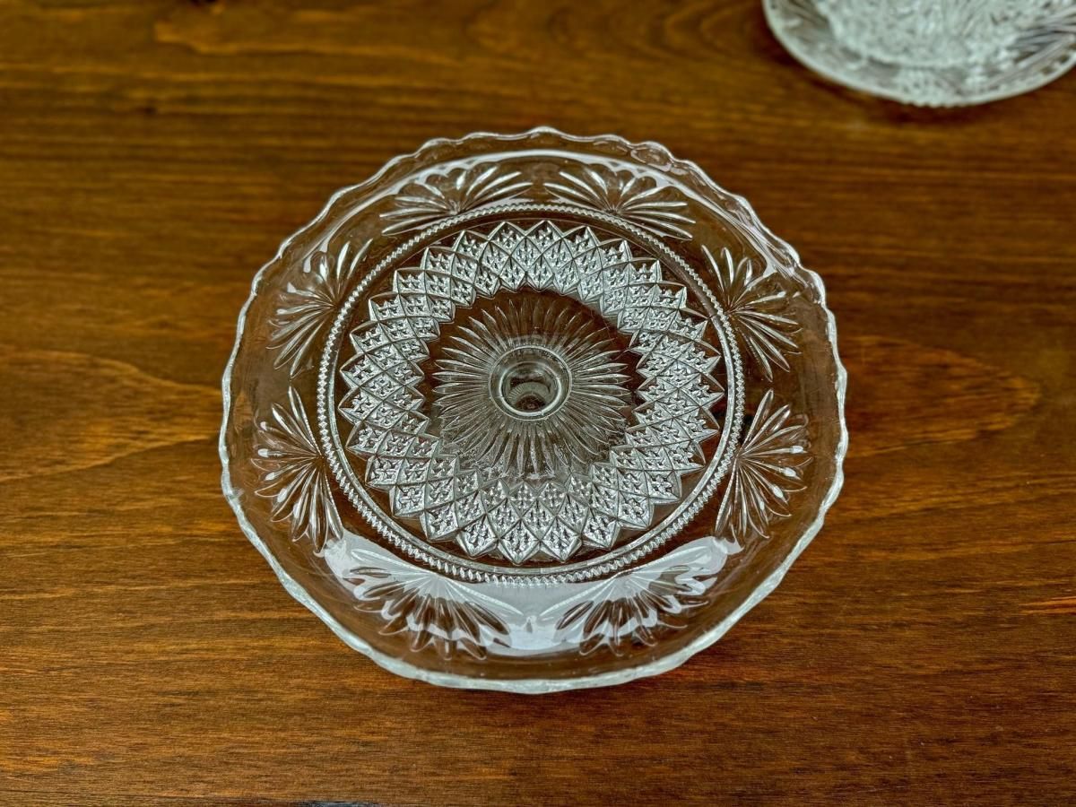 アンティーク、プレスガラスの脚付きケーキスタンド｜スカラップ