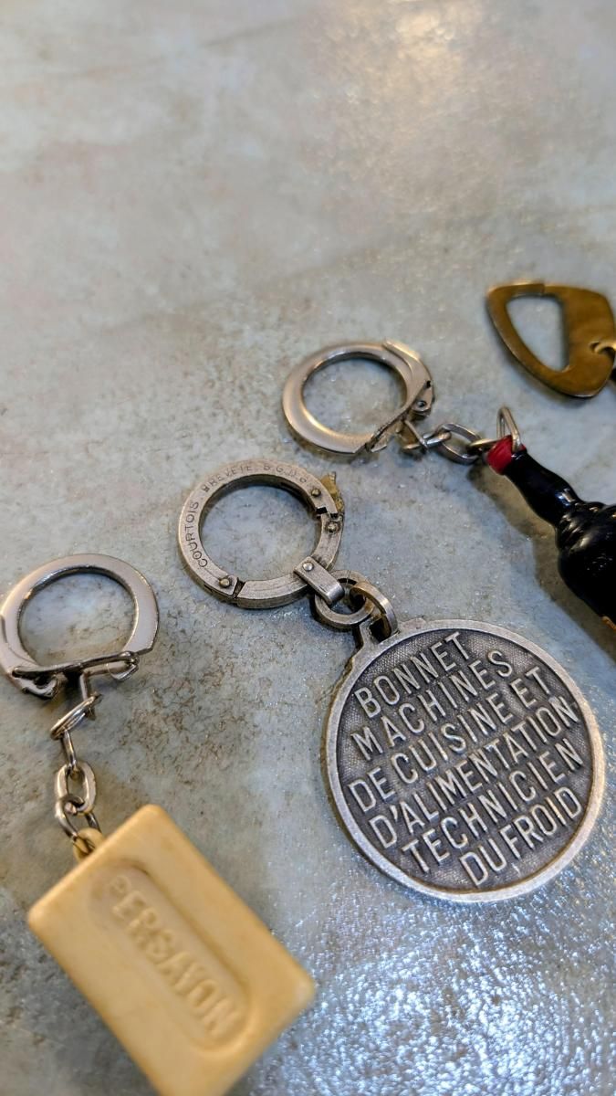 フランス雑貨1950年代の可愛いメタルキーホルダーアンティーク