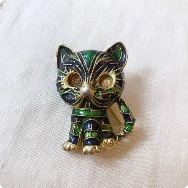 ヴィンテージ猫ブローチグリーンエナメルの魅力アンティーク
