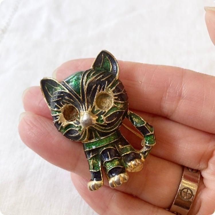 ヴィンテージ猫ブローチグリーンエナメルの魅力アンティーク