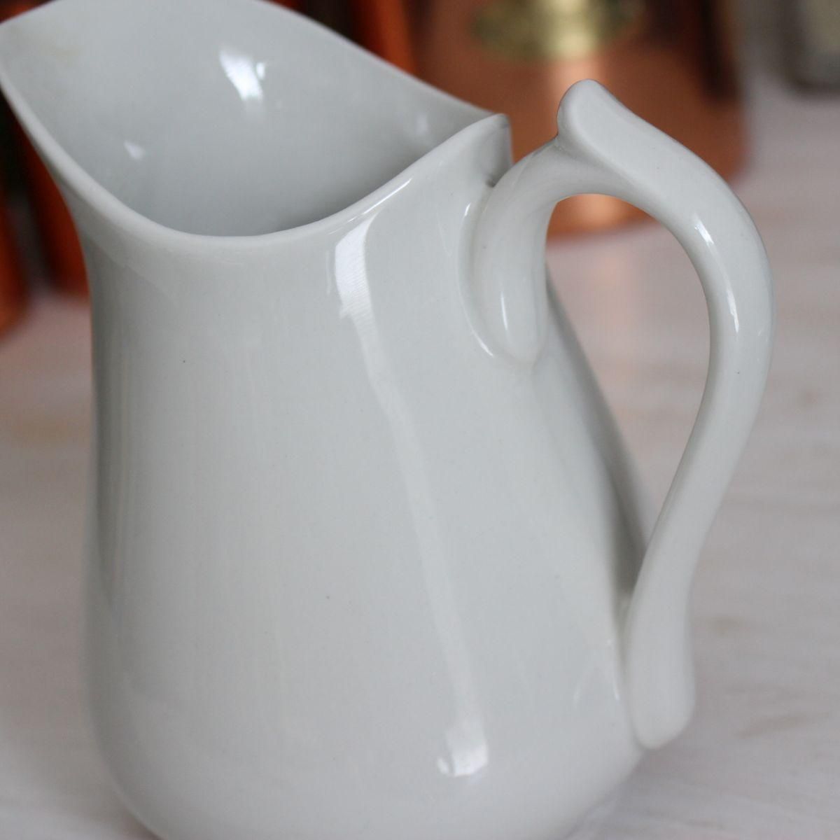 フランスブロカント サルグミンヌ白いピッチャーの魅力アンティーク