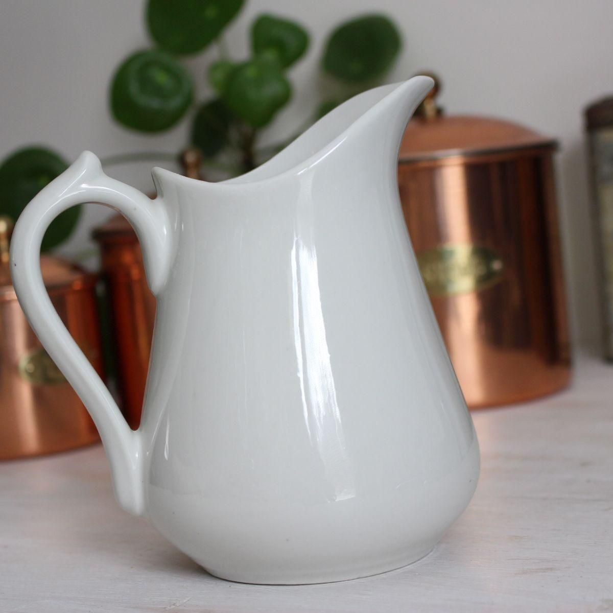 フランスブロカント サルグミンヌ白いピッチャーの魅力アンティーク