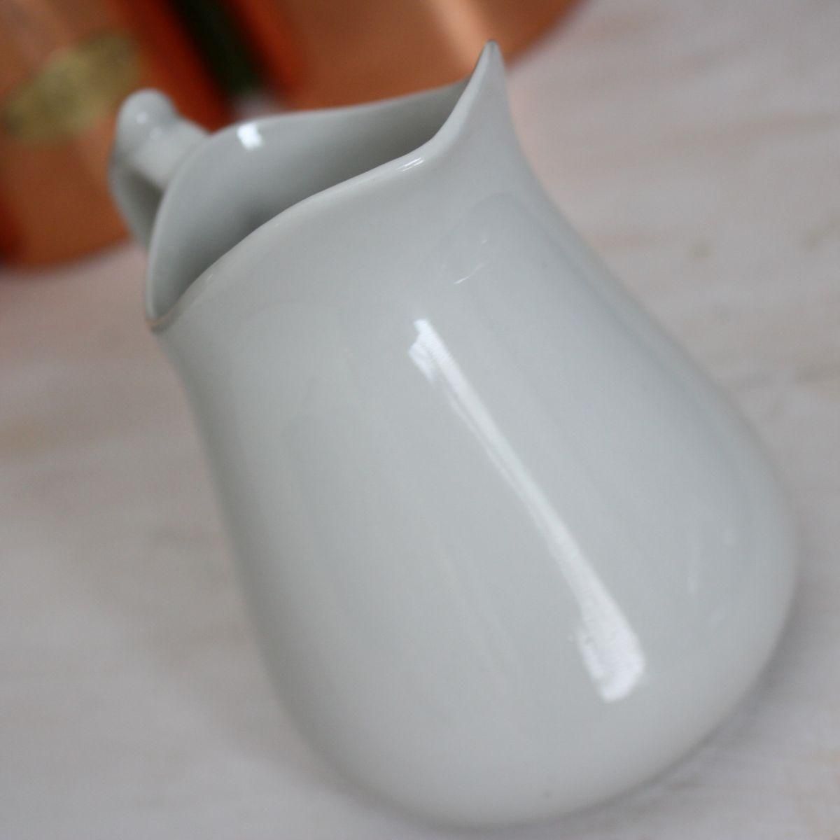 フランスブロカント サルグミンヌ白いピッチャーの魅力アンティーク