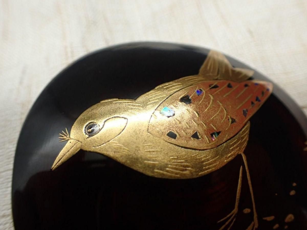 漆塗りブローチ雀の蒔絵と螺鈿の可愛らしさアンティーク