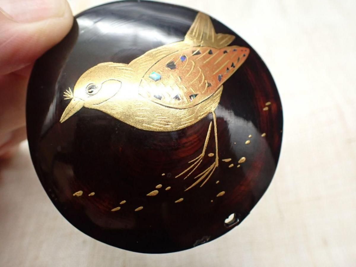 漆塗りブローチ雀の蒔絵と螺鈿の可愛らしさアンティーク