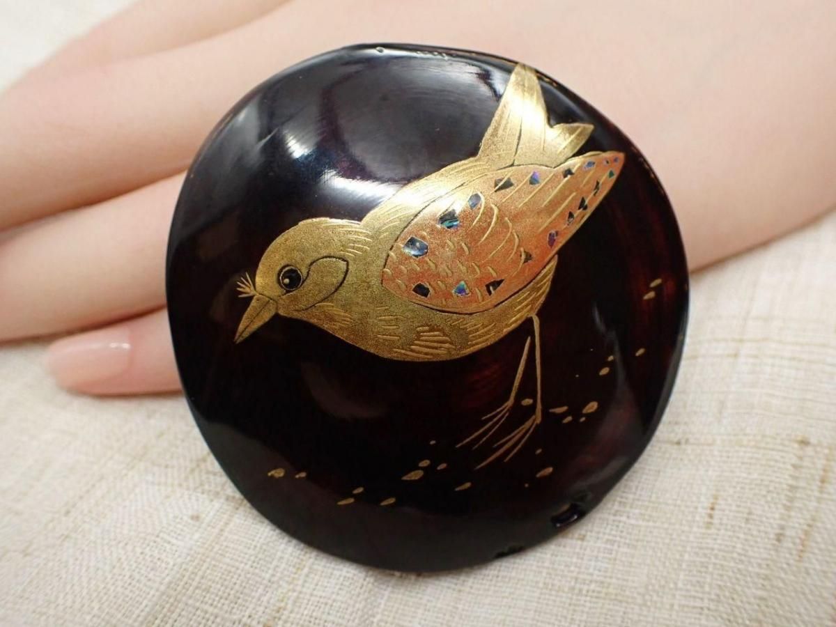漆塗りブローチ雀の蒔絵と螺鈿の可愛らしさアンティーク