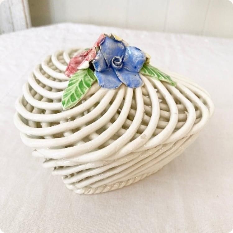 透かし彫り 置物 インテリア 花 アンティーク 陶磁器の透かし彫り花模様1950年代のアンティーク