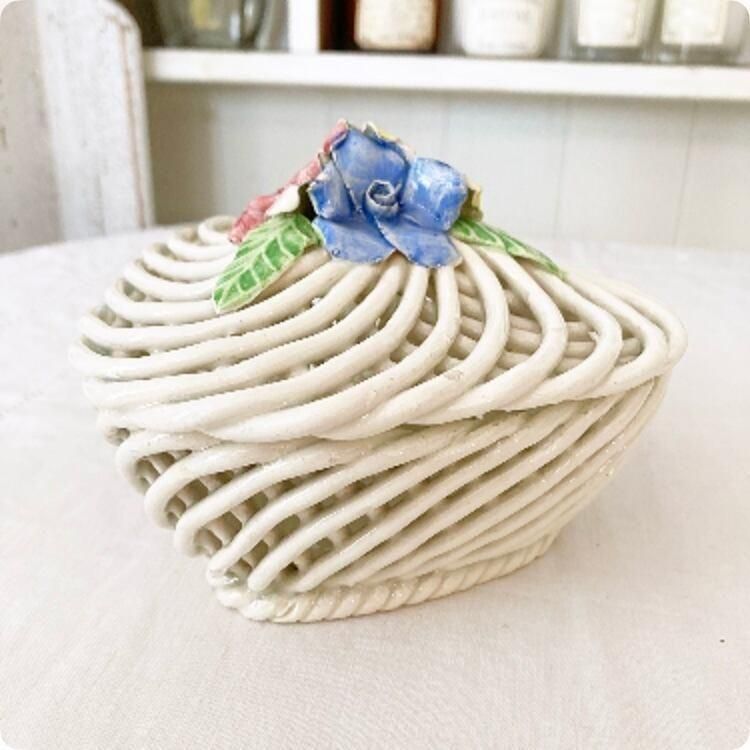 陶磁器の透かし彫り花模様1950年代のアンティーク