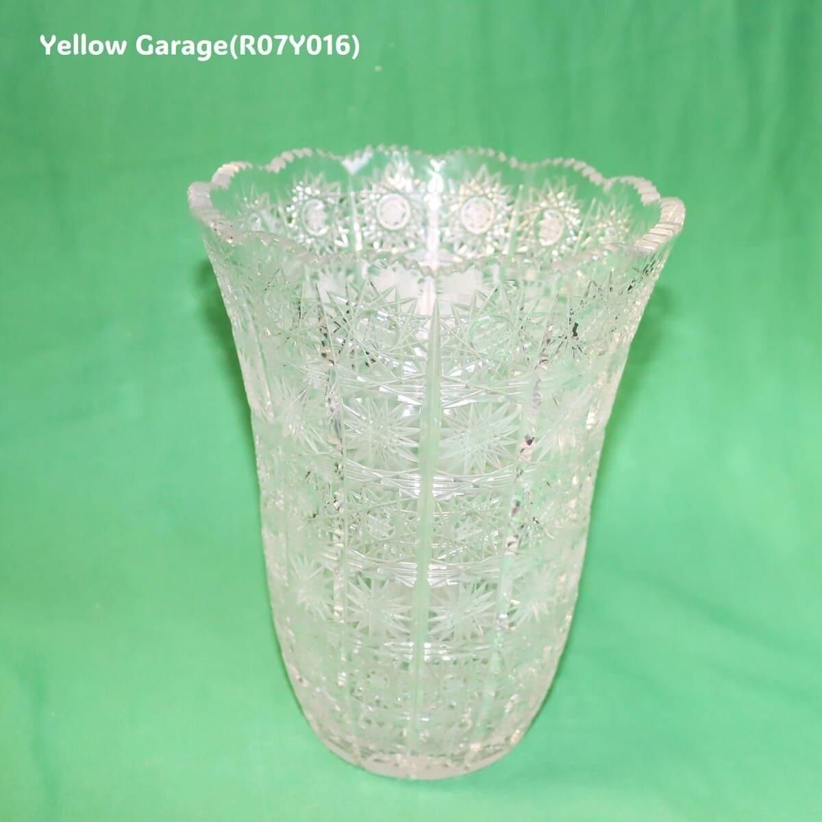 煌めくカットガラスの芸術作品｜重量感あるヴィンテージフラワーベース