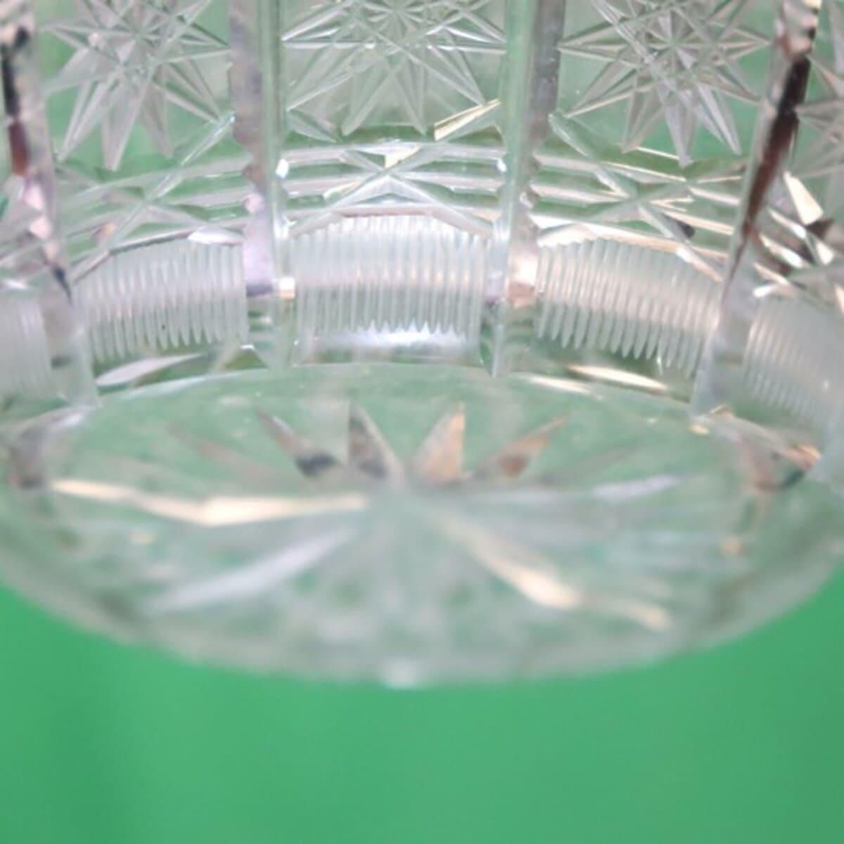 煌めくカットガラスの芸術作品｜重量感あるヴィンテージフラワーベース