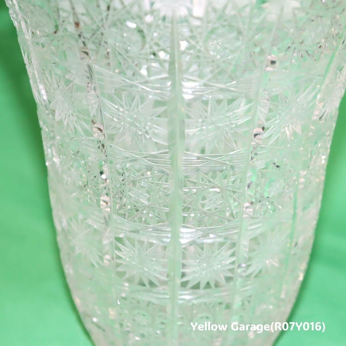 煌めくカットガラスの芸術作品｜重量感あるヴィンテージフラワーベース