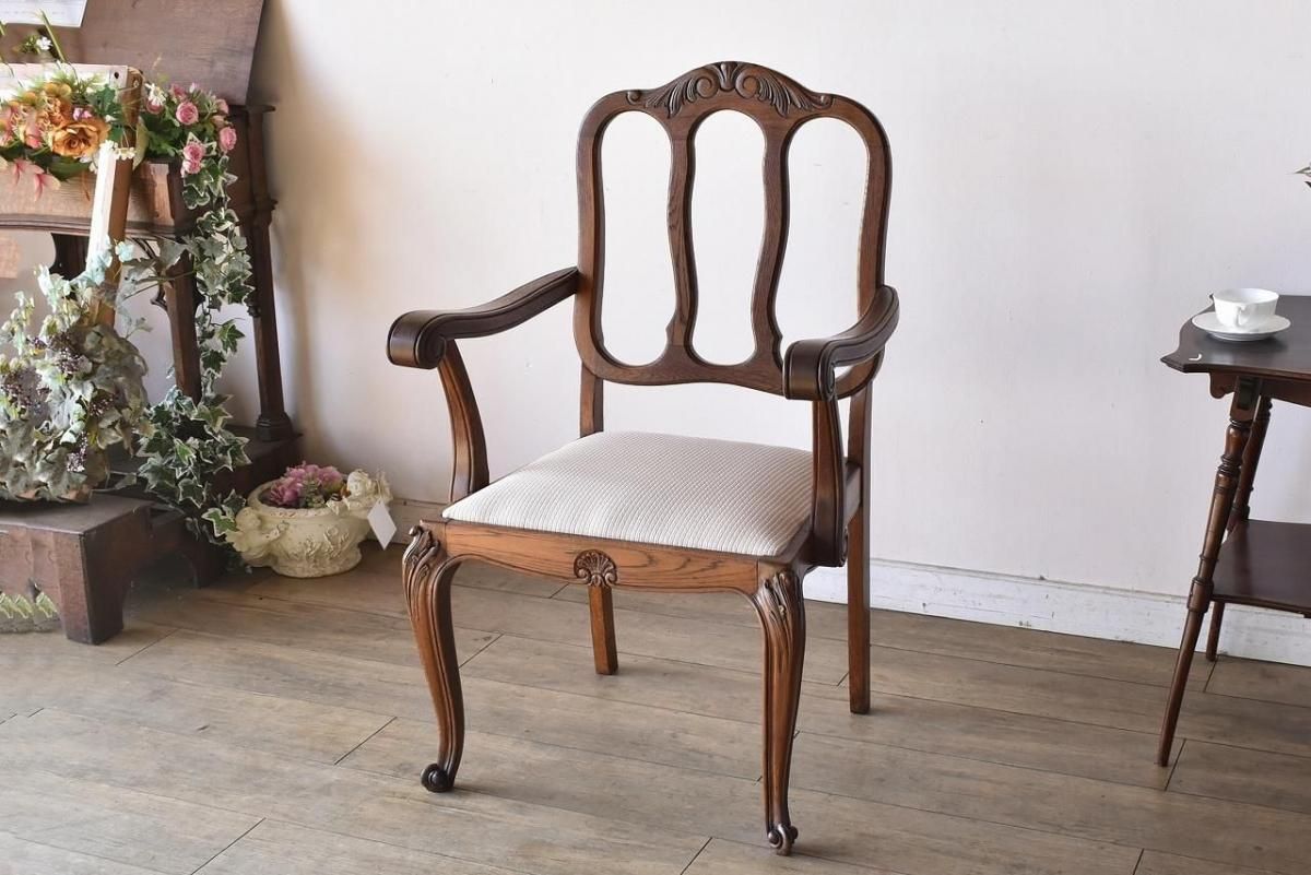 優雅な曲線と木肌の美が息づくクラシカルアームチェア【4493
