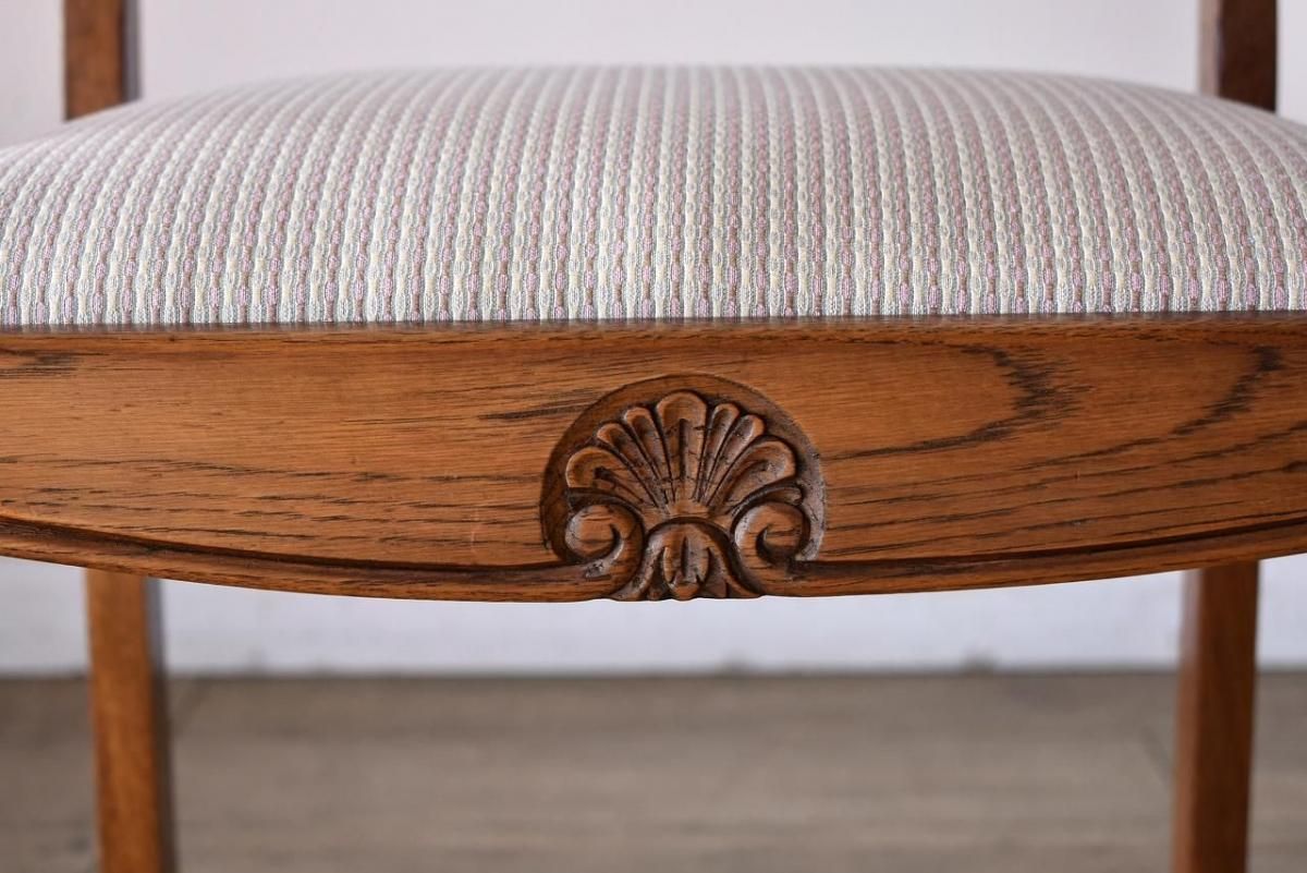 優雅な曲線と木肌の美が息づくクラシカルアームチェア【4493