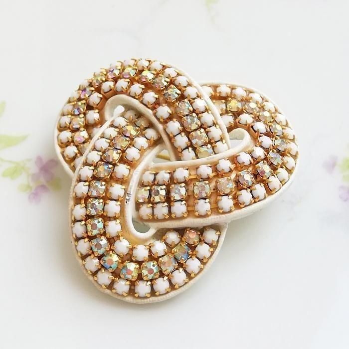 CJ8043 Unsigned Beauty ホワイト＆オーロララインストーン ノット