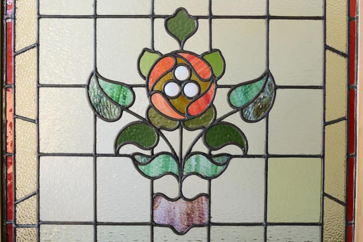 優しい光をまとうオパールセント、優雅なローズモチーフのステンド