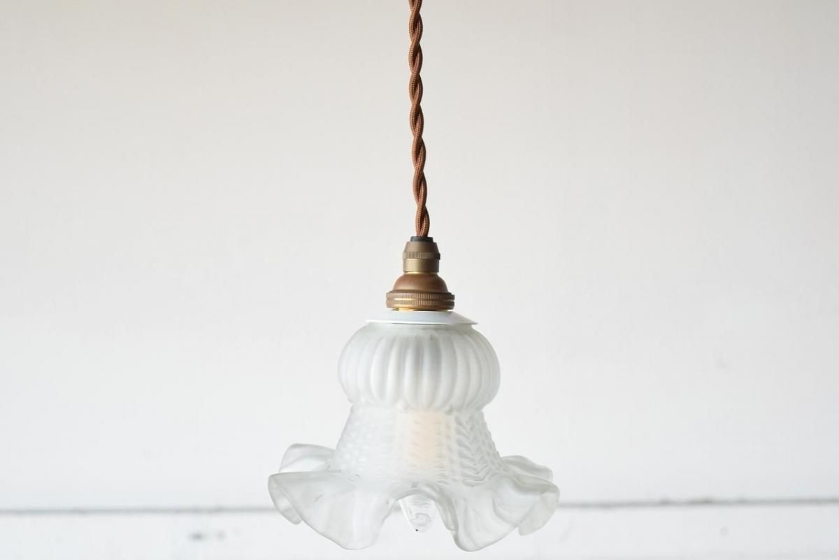 可憐な花びらと柔らかな光、フリルシェードのペンダントランプ【51850