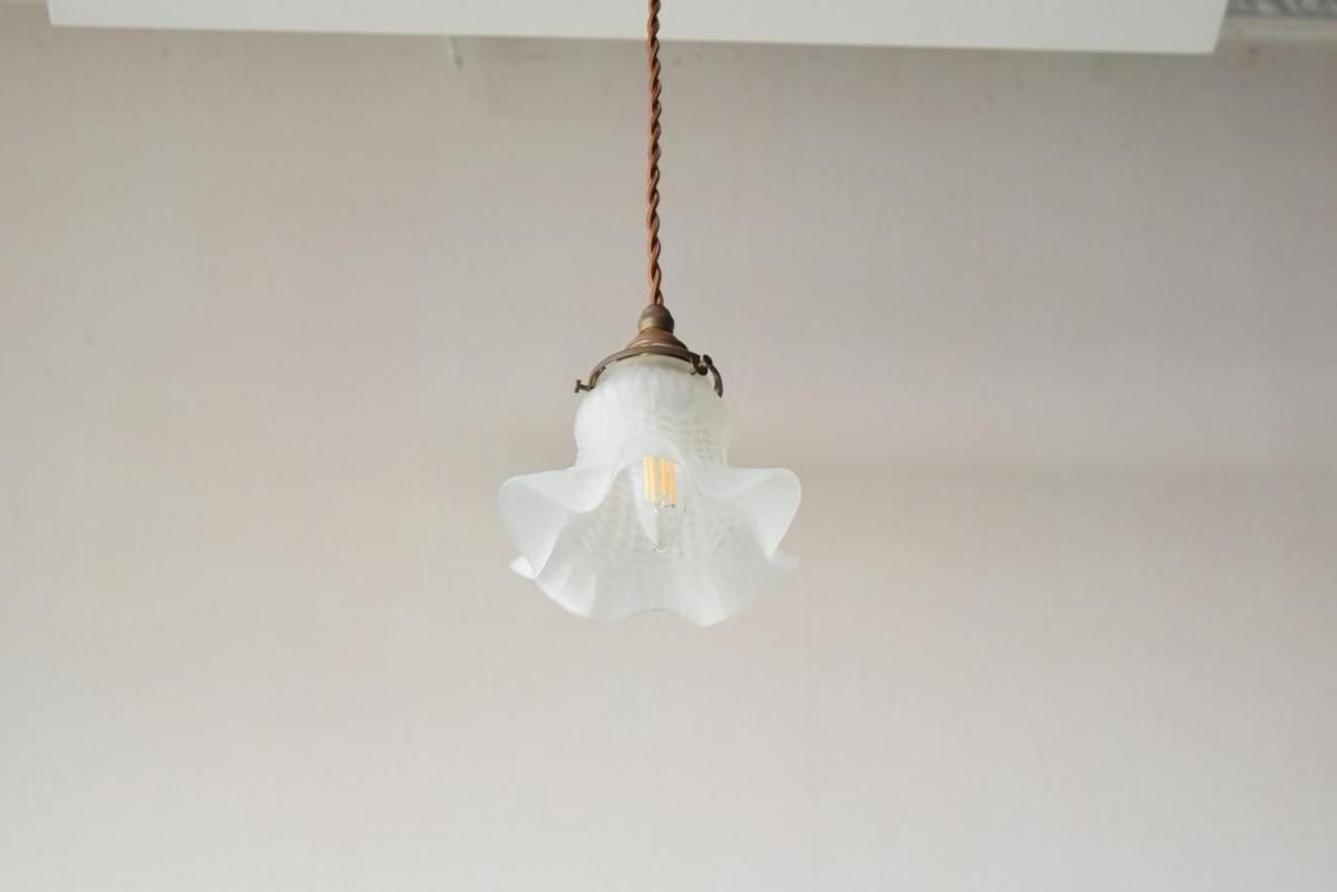 優雅な波紋と光の織りなすアート、フリルガラスペンダントランプ【ls41