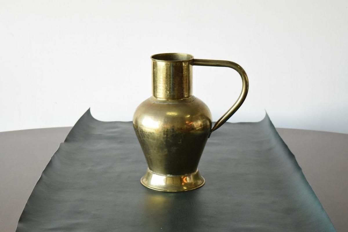 真鍮の輝きと手仕事の温もり、ハンマリング加工のブラスフラワーベース