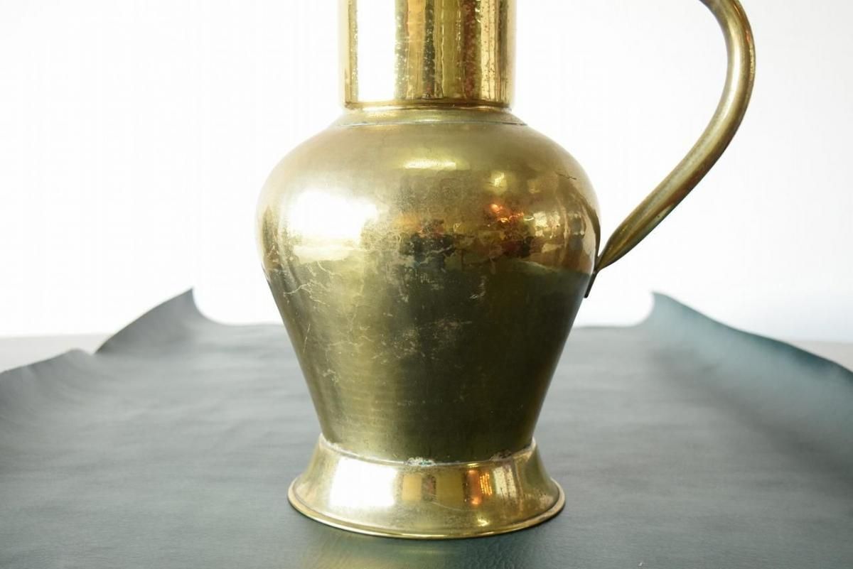 真鍮の輝きと手仕事の温もり、ハンマリング加工のブラスフラワーベース