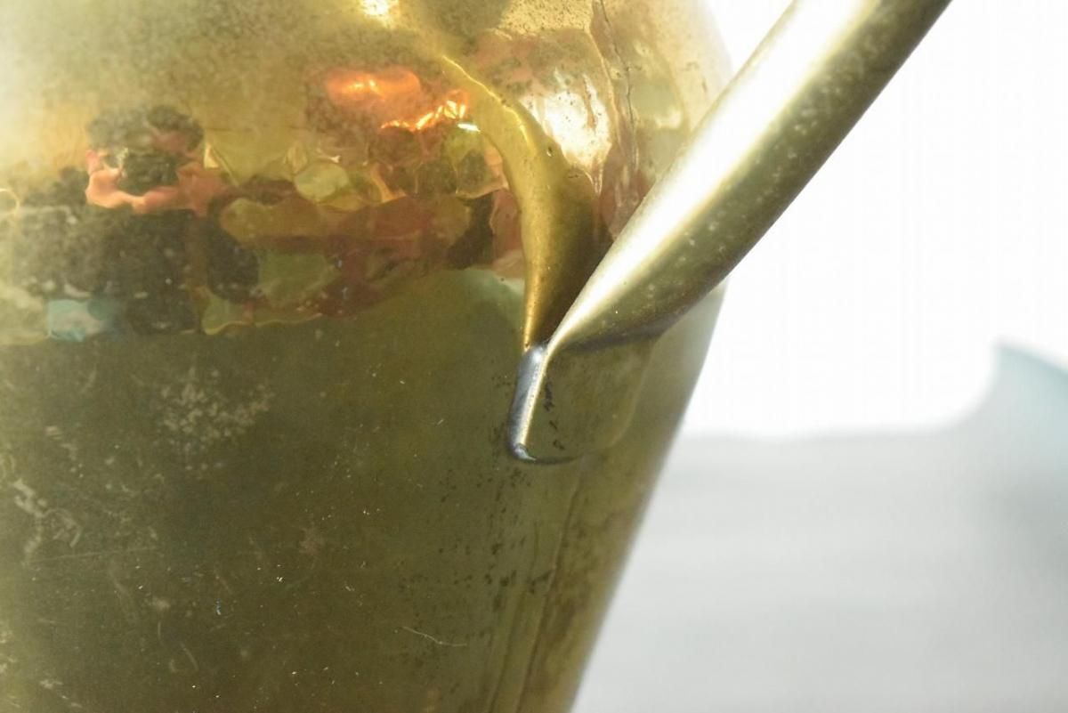 真鍮の輝きと手仕事の温もり、ハンマリング加工のブラスフラワーベース