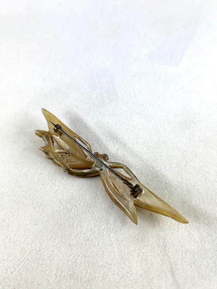 トンボのブローチ 角素材 アールヌーボー 飴色 つの 昆虫モチーフ