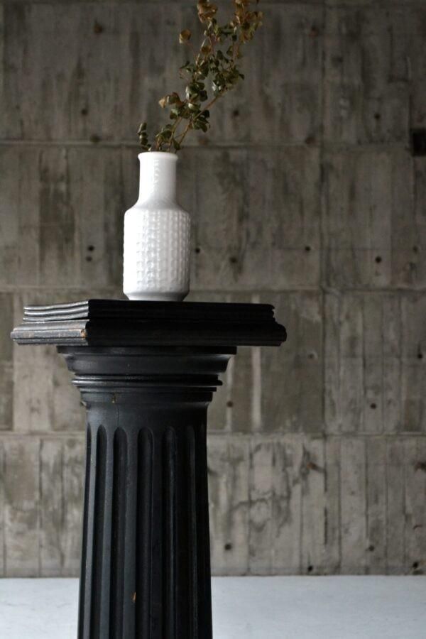 Pedestal black