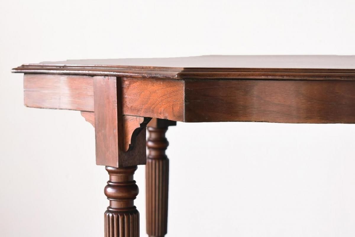 英国アンティークの優美を宿すウォールナット材のティーテーブル【t253