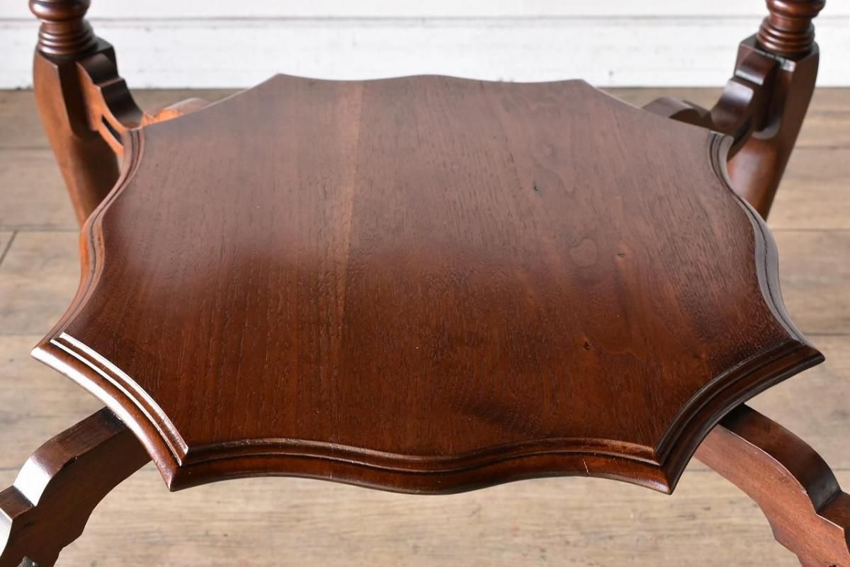 英国アンティークの優美を宿すウォールナット材のティーテーブル【t253