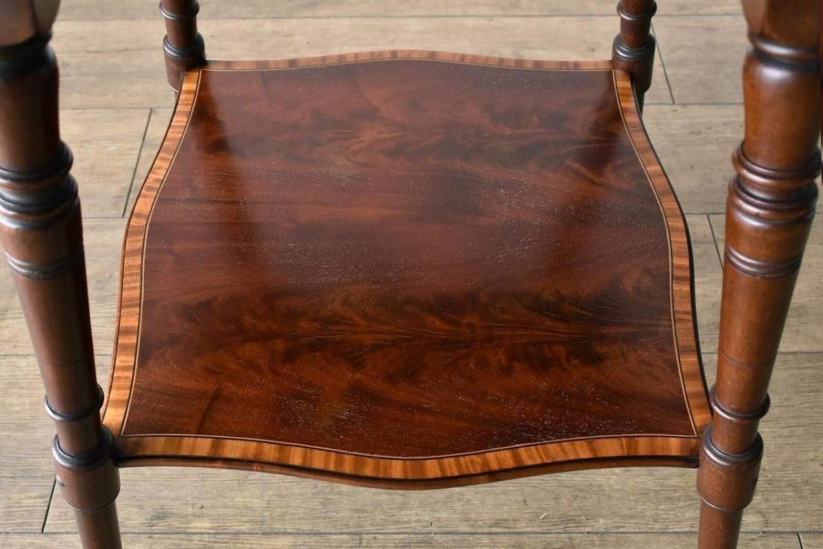 縁を彩る象嵌細工が目を引くマホガニーサイドテーブル【t230