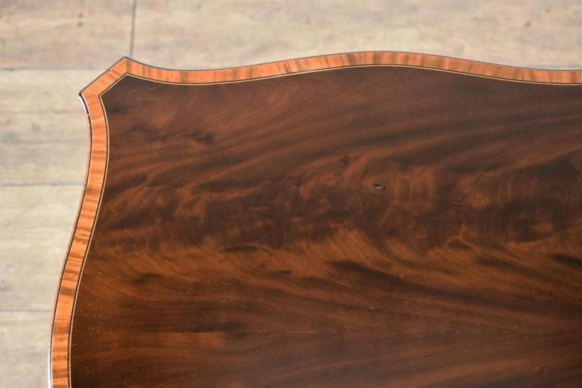 縁を彩る象嵌細工が目を引くマホガニーサイドテーブル【t230