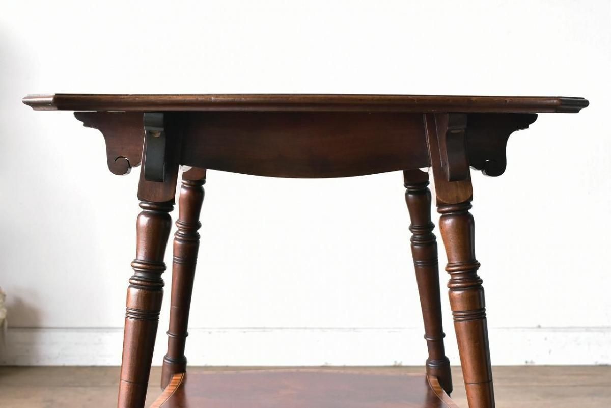 縁を彩る象嵌細工が目を引くマホガニーサイドテーブル【t230