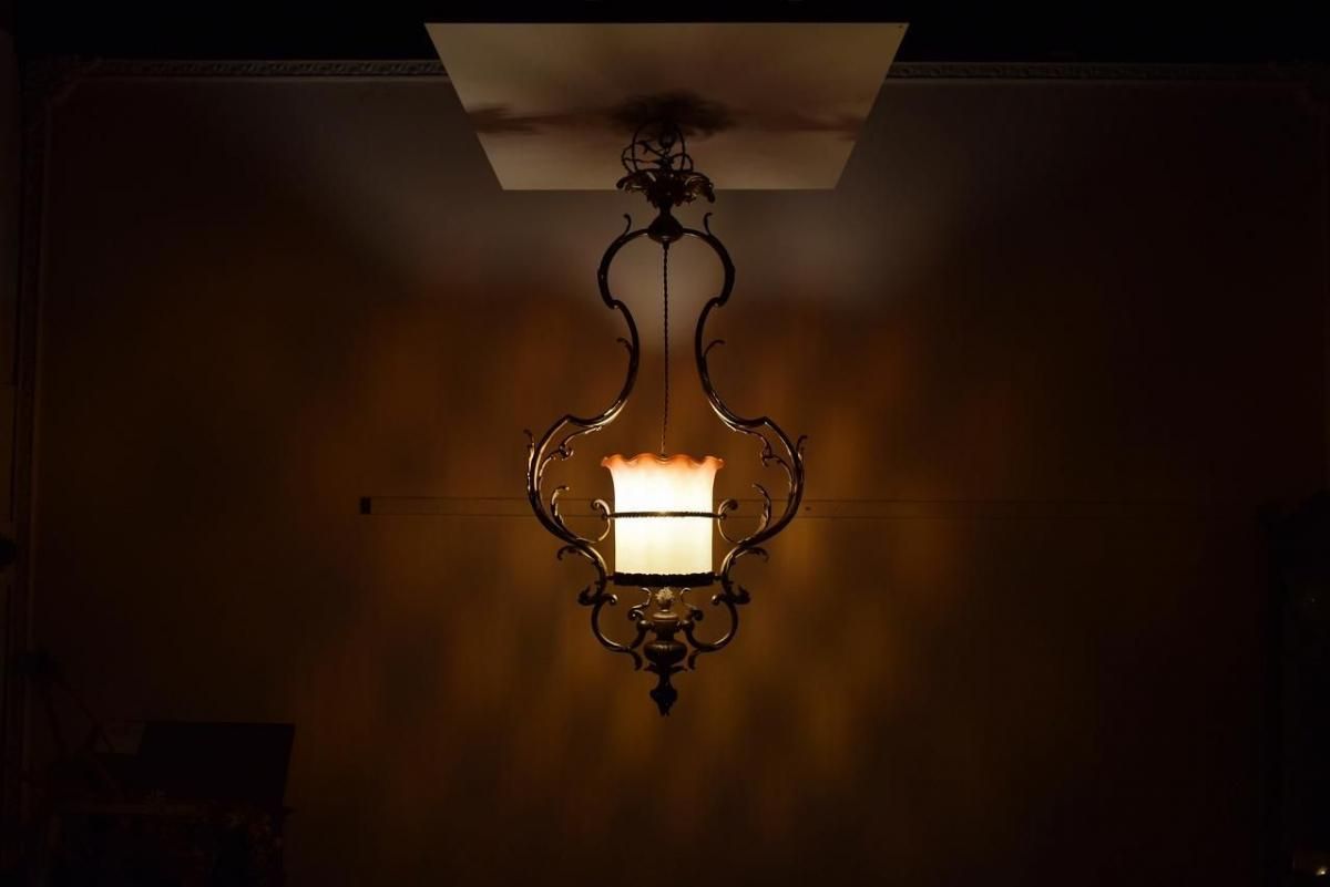 優美な真鍮の装飾とオパールセントの幻想、フレンチ1灯式ランタン