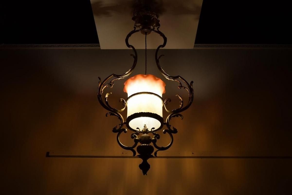 優美な真鍮の装飾とオパールセントの幻想、フレンチ1灯式ランタン