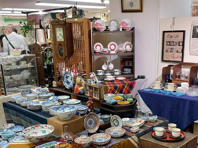 神戸市骨董屋☆ダチョウの腸？珍品☆ライト☆アンティーク Blue Willow ANTIQUES & CAFE｜ANTIQUE LEAVES
