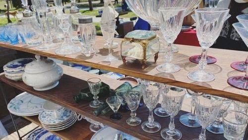 アンティーク　骨董品　ガラスジャー　平安蚤の市 京都の平安蚤の市にはフランスアンティーク食器カゴ古道具