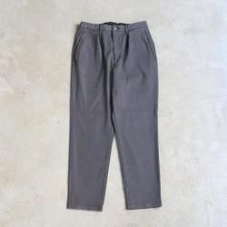 CURLY [꡼] ''DENIM 1TUCK EZ TAPERED PANTS SLATE GRAY'' (MEN'S)  <img class='new_mark_img2' src='https://img.shop-pro.jp/img/new/icons13.gif' style='border:none;display:inline;margin:0px;padding:0px;width:auto;' />