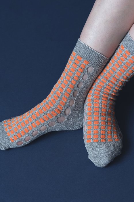 <img class='new_mark_img1' src='https://img.shop-pro.jp/img/new/icons14.gif' style='border:none;display:inline;margin:0px;padding:0px;width:auto;' />Window Check Socks - GRAY