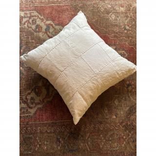 <img class='new_mark_img1' src='https://img.shop-pro.jp/img/new/icons8.gif' style='border:none;display:inline;margin:0px;padding:0px;width:auto;' />antique linen hand sewn patchwork cushion