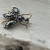 Victorian Cut Steel Bee Brooch（ヴィクトリアン カットスチール 蜂 ブローチ）