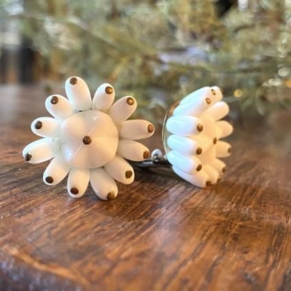 1950's Milk Glass Flower Earrings1950ǯ ߥ륯饹 ե 󥰡